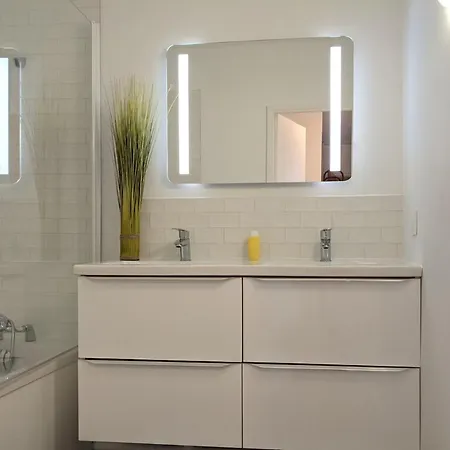 Cosy Iris 3ch - Stationnement Gratuit - Lumineux Apartment *