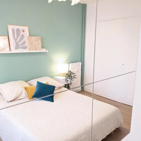 Cosy Iris 3ch - Stationnement Gratuit - Lumineux Apartment